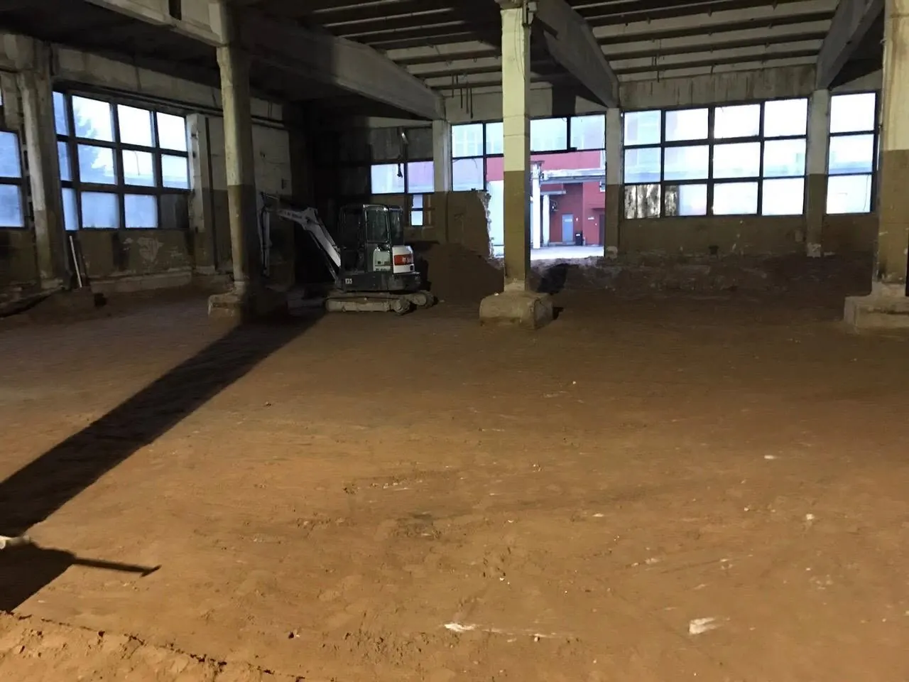 Pramoninio pastato vidus su betoninėmis konstrukcijomis